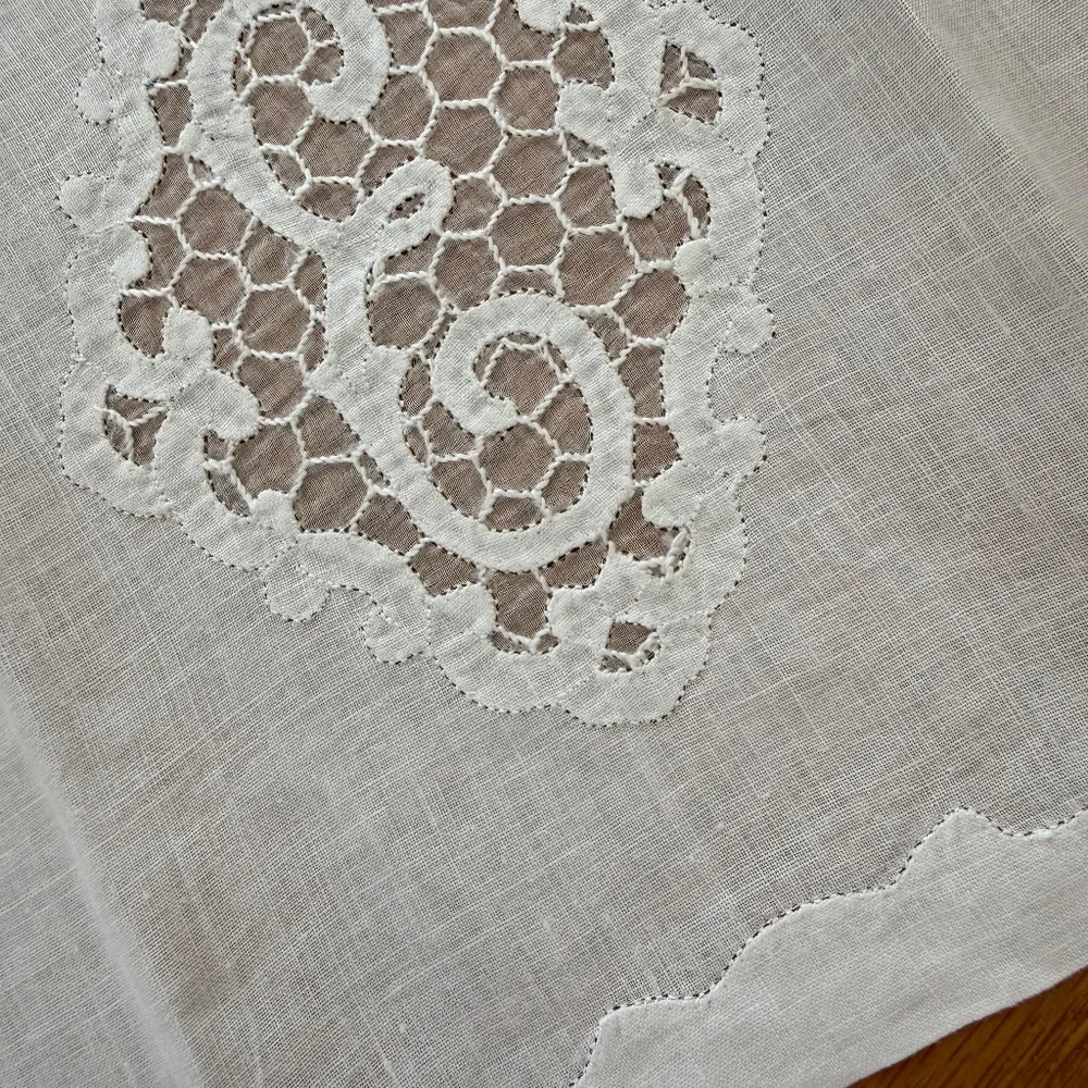 VINTAGE 2 SETS OF 2, HAND TOWEL AND FINGERTIP TOWELS.